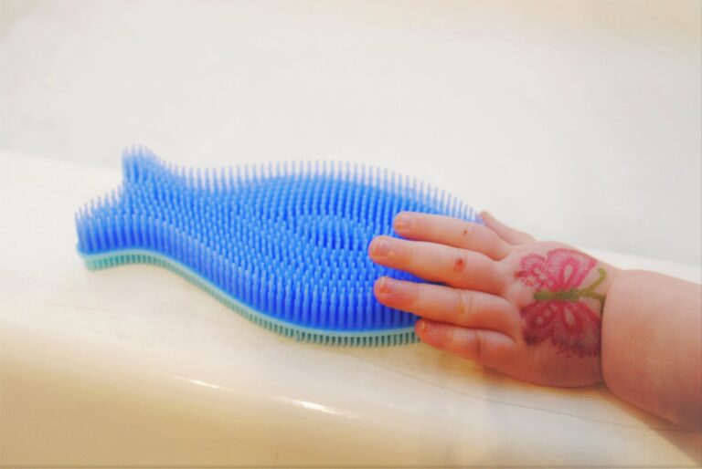 Bathin’ Smart Bath Scrub by Innobaby